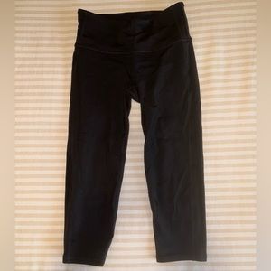 🌴3/$20 Athleta Capri Leggings